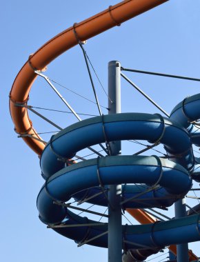 Aqua park tüpler önünde mavi gökyüzü