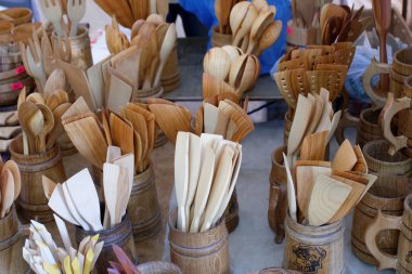 Ahşap mutfak bıçakları bir pazarında