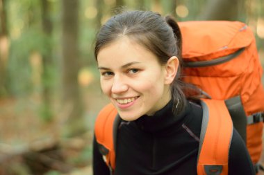 Sırt çantası ile gülümseyen mutlu genç kız turizm