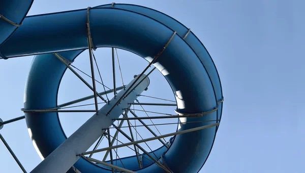 Aqua parque tubos na frente do céu azul — Fotografia de Stock