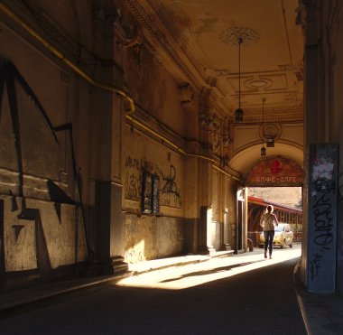 Bina girişinde dışarı günbatımı ışığa giden kız