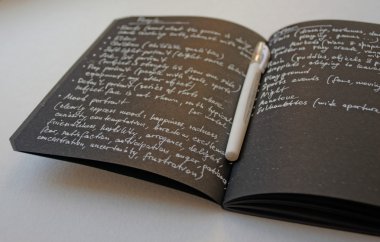 Defter ile siyah kağıt ve beyaz kalem sayfa ve beyaz siyah metin tarihinde açıldı