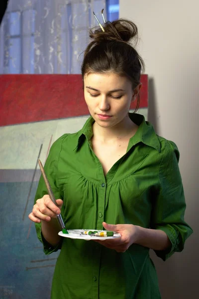 Chica artista con paleta y pincel — Foto de Stock