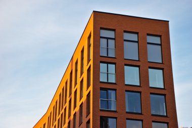 Kırmızı tuğla ve cam ile modern yapı