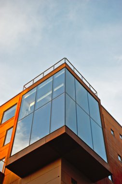 Dış cam ve metal Tallinn modern binanın bir parçası