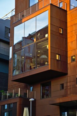 Dış cam ve metal Tallinn modern binanın bir parçası