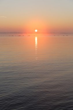 Sakin pastel gündoğumu