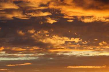 Güneşin üzerinde keskin bulutlar