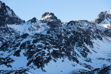 Dokulu kış dağlar