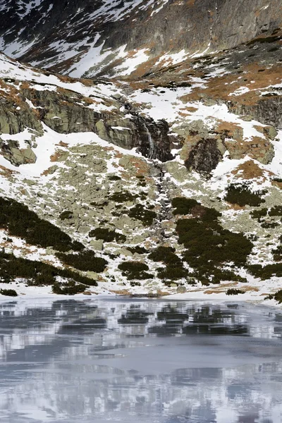 Холодною зимою озеро в Татрах — стокове фото