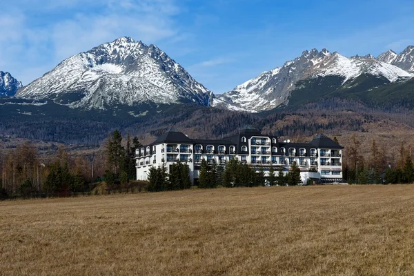 Alto panorama de Tatras con un hotel Imagen de stock