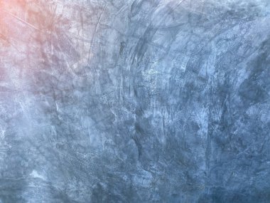 Güneş ışığıyla desenli çıplak beton duvar