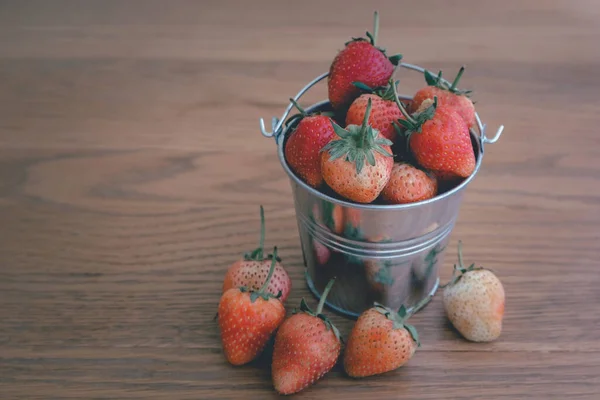 Erdbeeren Schleife Auf Holzgrund Schöne Rote Erdbeere — Stockfoto