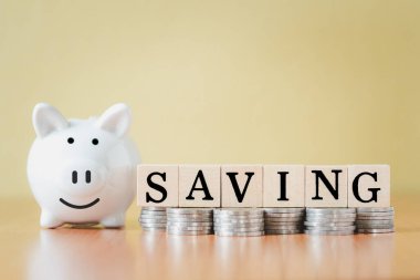 Para yığınları, beyaz domuz kumbarası ve planlama için para biriktirme, emeklilik fonu için para biriktirme ve gelecek planı için para biriktirme..