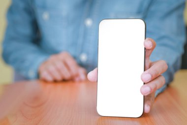 Adam ön tarafa beyaz bir cep telefonu ekranı dağıtıyor. Metin kopyalama boşluklarına yerleştirilebilir. Teknoloji, sosyal ve iletişim kavramı