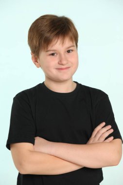 Zeki bir genç çocuk gülümseyerek gözlerinin içine bakar ve gösterdiği ilgiden içtenlikle memnun olur..