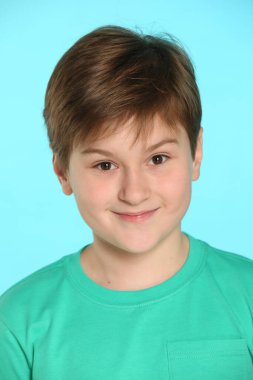 Bir gencin bu portresinde, yakışıklı, neşeli genç bir çocuk gözlerinin içine bakar ve hafifçe gülümser..