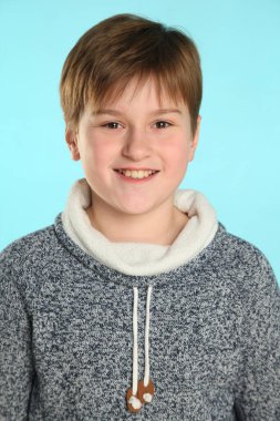 Yakışıklı, şık, neşeli, gülümseyen, gözlerinin içine bakan genç çocuk..