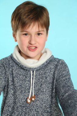 Yakışıklı, modaya uygun, neşeli bir genç, güçlü bir şekilde gözlerinin içine bakıyor..