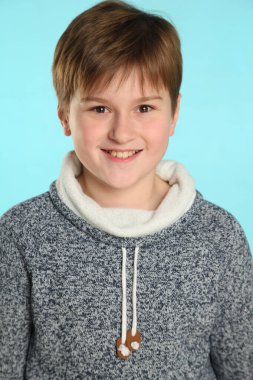 Yakışıklı, modaya uygun, neşeli genç hevesli ve şaşkın bir şekilde gülümseyerek gözlerinin içine bakıyor..