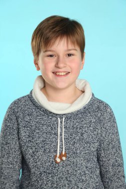 Bir gencin bu portresinde yakışıklı, neşeli genç bir adam gözlerinin içine bakar ve mutlu bir şekilde gülümser..