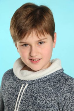 Yakın plan portre: yakışıklı, yetenekli genç çocuk kesinlikle aynı fikirde..