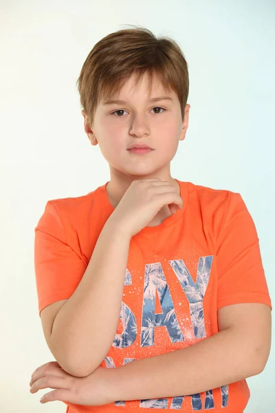 Porträttet Lyssnar Stilig Intelligent Tonårspojke Orange Shirt Uppmärksamt Och Ser — Stockfoto