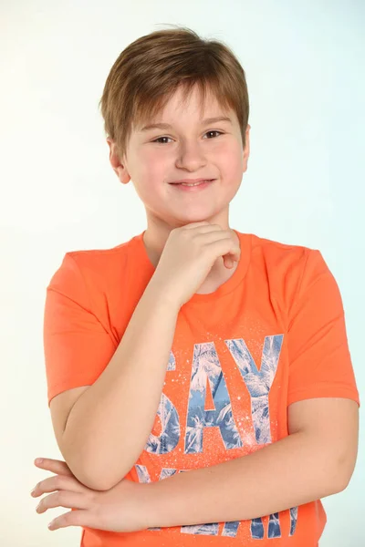 Retrato Adolescente Bonito Desenvolvido Alegre Uma Camiseta Laranja Sorri Feliz — Fotografia de Stock