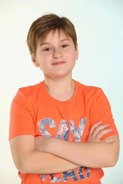 Porträttet Ler Stilig Utvecklad Glad Tonårspojke Orange Shirt Något Med — Stockfoto