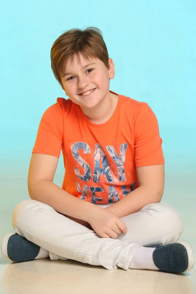 Guapo Moda Desarrollado Adolescente Alegre Una Camiseta Naranja Sienta Con —  Fotos de Stock