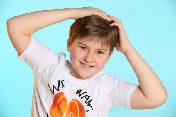 Retrato Adolescente Bonito Desenvolvido Inteligente Com Uma Camiseta Colorida Colocou — Fotografia de Stock
