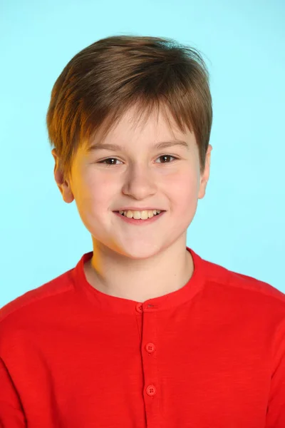 Κοντινό Πλάνο Πορτραίτο Μοντέρνο Χαρούμενο Έφηβο Αγόρι Κόκκινο Πουλόβερ Χαμογελάει — Φωτογραφία Αρχείου