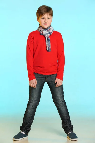Модний Красивий Хлопчик Підліток Червоному Светрі Плетеному Шарфі Він Позує — стокове фото