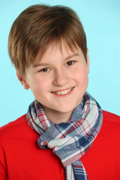 Κοντινό Πλάνο Πορτρέτο Μοντέρνο Χαρούμενο Έφηβο Αγόρι Ένα Κόκκινο Πουλόβερ — Φωτογραφία Αρχείου