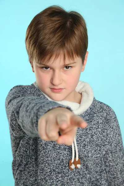 Närbild Porträtt Stilig Intelligent Tonåring Pojke Ser Allvarligt Och Intensivt — Stockfoto
