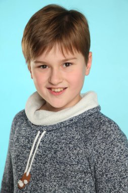 Yakın plan portre: yakışıklı, yetenekli genç çocuk biraz şaşırır ve göz göze gelir..