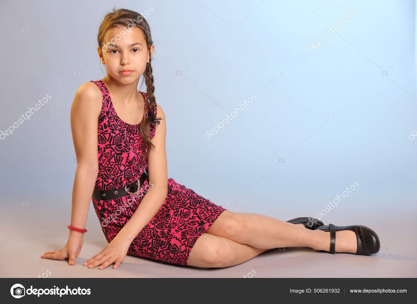 Portrait Bright Cute Dark Haired Teenage Girl Years Old Purple — Stock  Photo © AntonioClemens 506261932