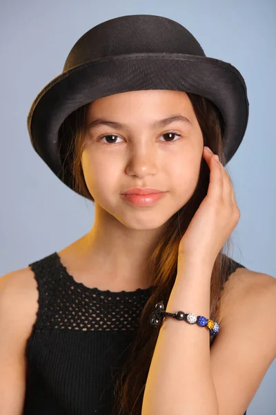 Retrato Cerca Una Adolescente Morena Linda Brillante Años Con Sombrero — Foto de Stock