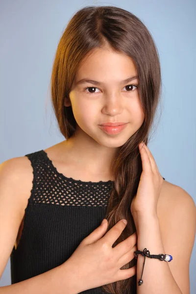 Retrato Com Mãos Nuas Uma Menina Adolescente Cabelos Escuros Encantadora — Fotografia de Stock