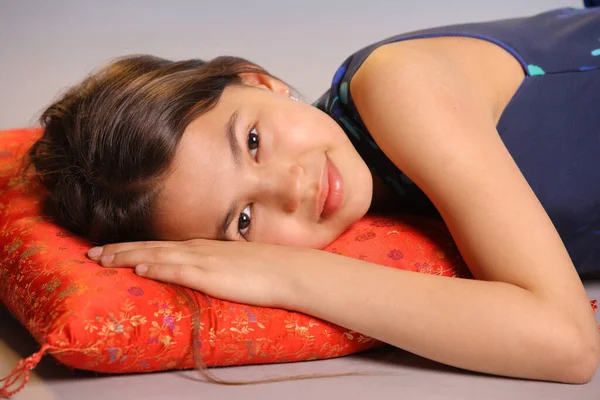 Retrato Una Adorable Adolescente Morena Años Acuesta Sobre Una Almohada —  Fotos de Stock