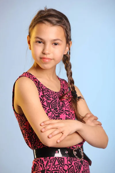 Retrato Com Braços Nus Alegre Brilhante Bonito Cabelos Escuros Adolescente — Fotografia de Stock