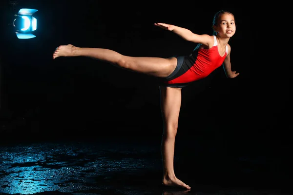 Krásná Štíhlá Dospívající Dívka Červených Jednodílných Plavkách Tančí Bosá Černém — Stock fotografie