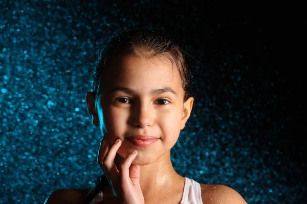 Close Retrato Uma Bela Adolescente Contra Fundo Salpicos Chuva Noturna — Fotografia de Stock