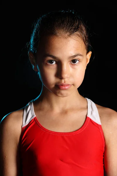 Retrato Cerca Una Hermosa Nadadora Años Sobre Fondo Negro Ella — Foto de Stock