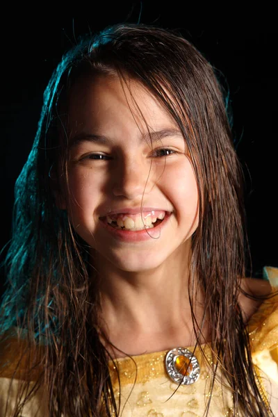 Retrato Cerca Una Morena Linda Brillante Años Vestido Seda Amarillo — Foto de Stock