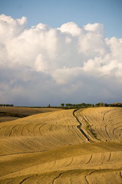 Toskana 'da bulutlu kırsal manzara