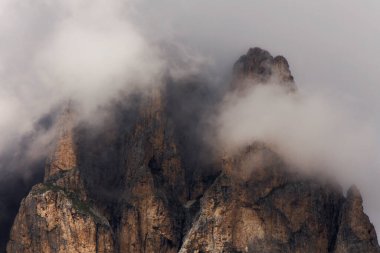 İtalyan dağlarının zirvelerinde dramatik bir gökyüzü