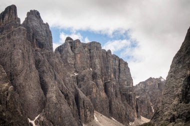 İtalyan dağlarının zirvelerinde dramatik bir gökyüzü