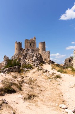 Rocca Calascio Kalesi 'nin gösterişli manzarası