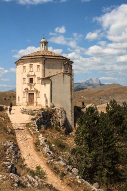 Rocca Calascio Kalesi ve Santa Maria della Piet 'in gösterişli manzarası